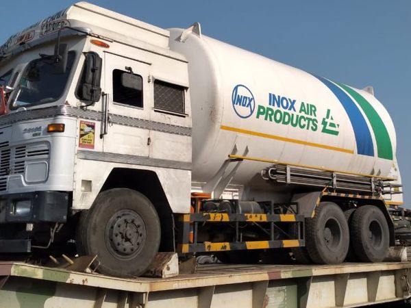 राहत लेकर पहुंची ऑक्सीजन स्पेशल एक्सप्रेस: जामनगर से 40 टन लिक्विड ऑक्सीजन के 3 टैंकर पहुंचे कोटा, जयपुर व झालावाड़ भेजे जाएंगे 1-1 टैंकर