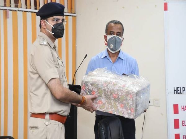 एसपी सिद्धार्थ बहुगुणा को सौंपा कंसंट्रेटर मशीन।