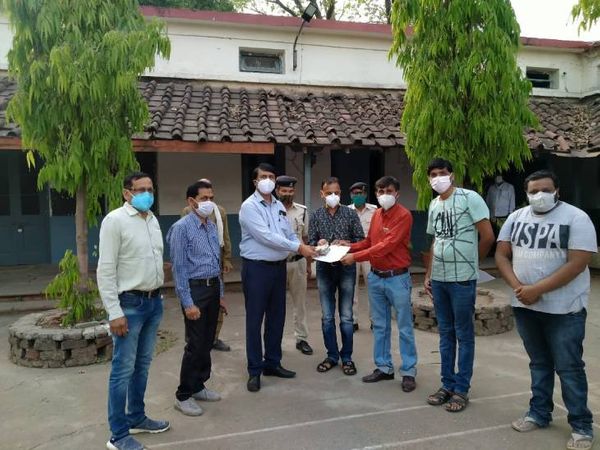 पाटन के व्यापारियों ने तहसीलदार के माध्यम से दी सहयोग राशि।