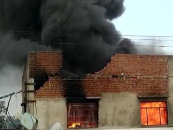 हाथरस की एक फैक्टरी में तेज धमाके के साथ आग लग गई।