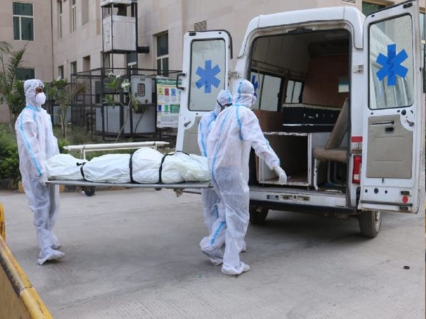 लक्ष्मीगंज मुक्तिधाम के लिए जेएएच से शव को एम्बुलेंस में रखते हुए