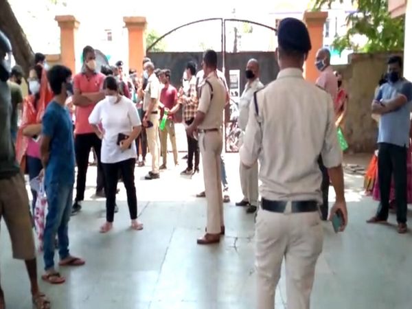 भिलाई के वैक्सीनेशन सेंटर पर भीड़ को नियंत्रित करने के लिए पुलिस बल को तैनात किया गया।