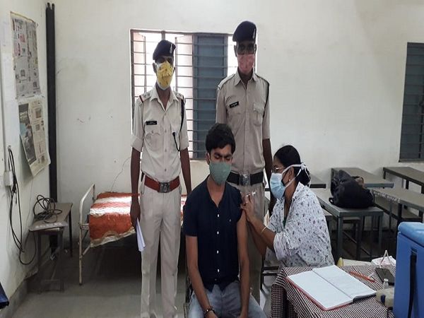 भिलाई के वैक्सीनेशन सेंटर में युवा वर्ग में उत्साह दिखा।