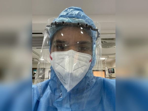 वे दिन में 100 से ज्यादा लोगों की मदद फोन पर कर रही हैं।