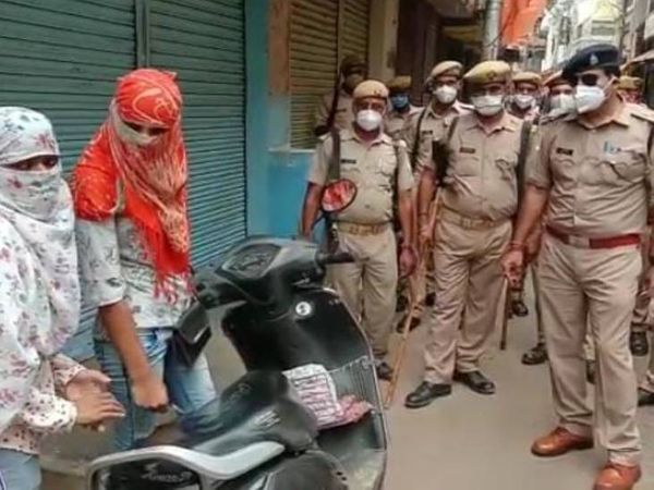 मिर्जापुर में बिना जरूरी काम घर से निकली लड़कियों को समझाते हुए पुलिस अफसर।