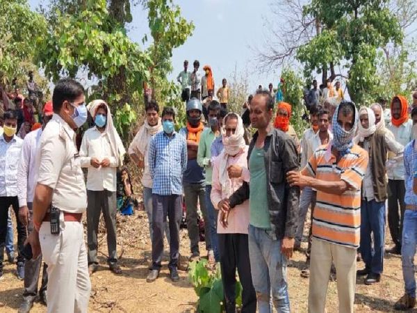 तालाब के किनारे एकत्र लोगों से जानकारी लेती पुलिस।