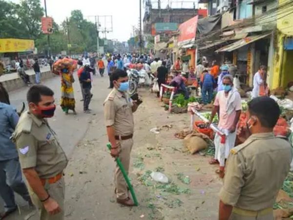 फोटो वाराणसी के आशापुर की है। यहां अभी भी लोग लापरवाही बरत रहे हैं। बाजारों में भीड़ जुट रही। पुलिस हर दिन दुकानदारों को चेतावनी दे रही है।