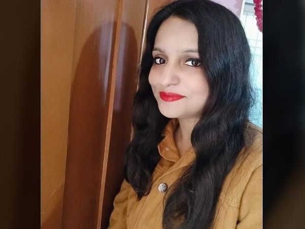 निशी पांडे प्रतिदिन 10 से 12 घंटे PPE किट पहन लोगों का RTPCR और एंटीजन टेस्ट करने लगी। - Dainik Bhaskar