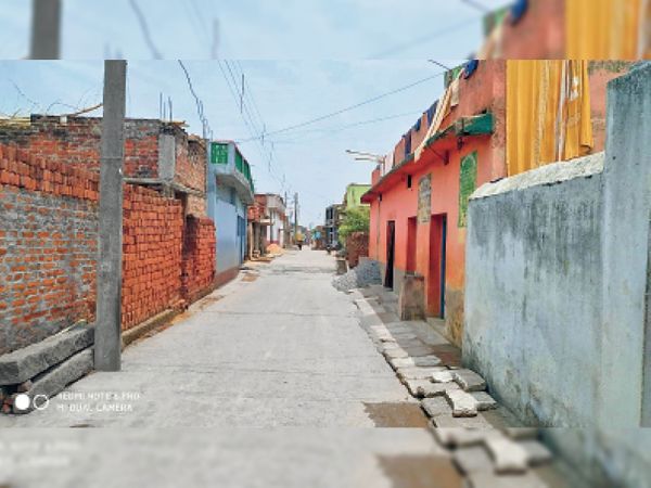 गांव में 15 मार्च से ही लाॅकडाउन, रिश्तेदाराें तक के आने पर है राेक। - Dainik Bhaskar