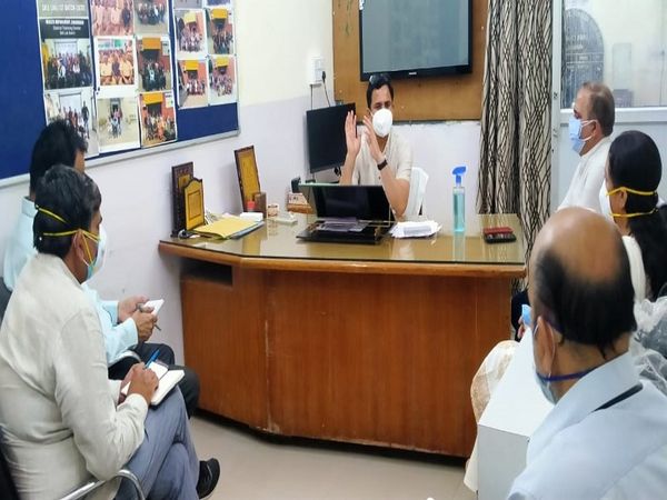 डीसी यशपाल यादव ने बीके अस्पताल में स्वास्थ्य अधिकारियों के साथ बैठक की। - Dainik Bhaskar