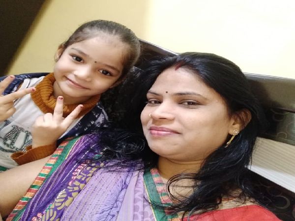 राजस्थान के भीलवाड़ा के एक सरकारी अस्पताल में नर्स उर्वशी कहती हैं कि एक साल से ज्यादा हो गया, बच्चों से दूर-दूर रहना पड़ रहा है। वे कहती हैं, 'लेकिन क्या करें जो काम कर रहे हैं वो भी तो जरूरी है।'