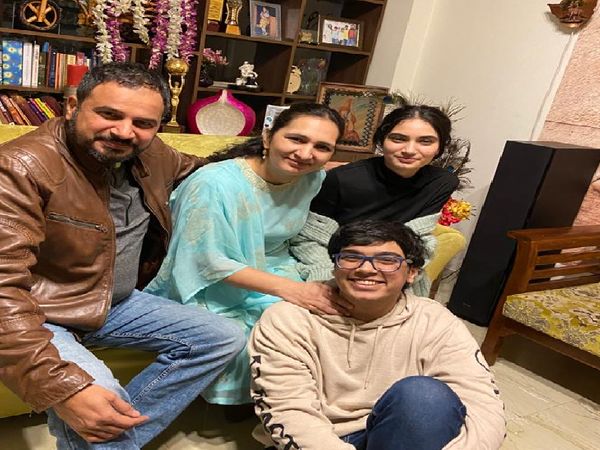 पति और बच्चों के साथ डॉ. सुशीला कटारिया। वे कहती हैं कि भगवान करें कि हालात जल्द ठीक हो जाएं और मैं अपने किशोर होते बच्चों का ध्यान रख सकूं।