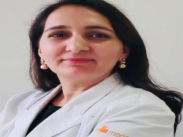 गुरुग्राम के मेदांता में डॉक्टर सुशीला कटारिया कहती हैं कि पिछले एक साल से ज्यादा हो गया है, मुझे यह तक नहीं पता कि मेरे बच्चे स्कूल के असाइनमेंट सबमिट कर रहे हैं या नहीं। एक मां के तौर पर मैं उनका ख्याल नहीं रख पा रही हूं।