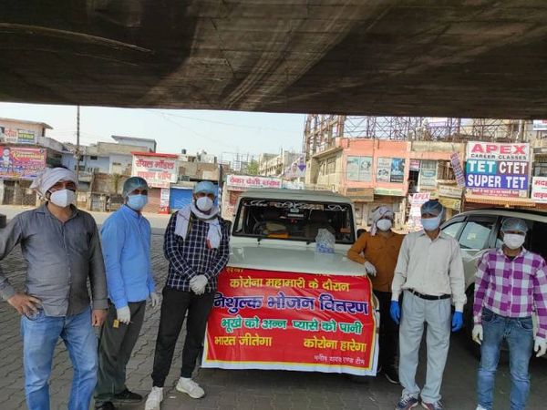 जरूरतमंदों के लिए भोजन मुहैया कराती मनीष की टीम।