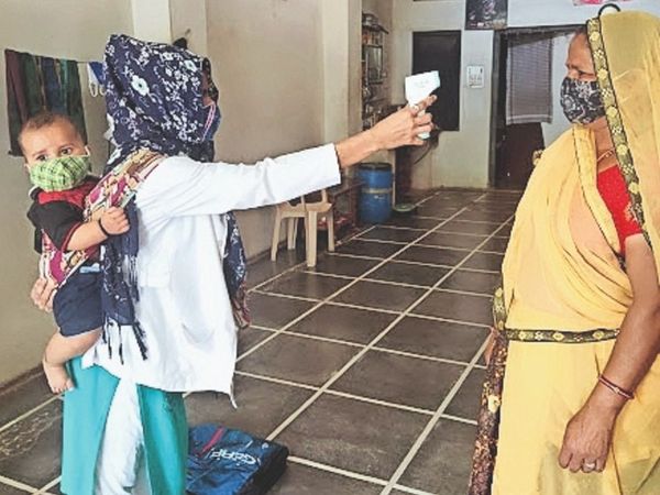 मांडल ब्लाॅक में भीमड़ियास के उप स्वास्थ्य केंद्र में नियुक्त एएनएम सुमन तंवर पर मां और नाैकरी की दाेहरी जिम्मेदारी है। - Dainik Bhaskar