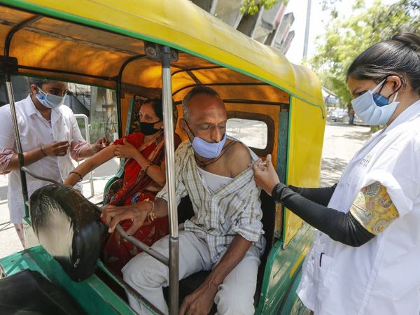 यह तस्वीर गुजरात के अहमदाबाद के सरदार पटेल क्रिकेट स्टेडियम की है। यहां हेल्थ वर्कर्स कोरोना का डोज देते हुए। - Dainik Bhaskar