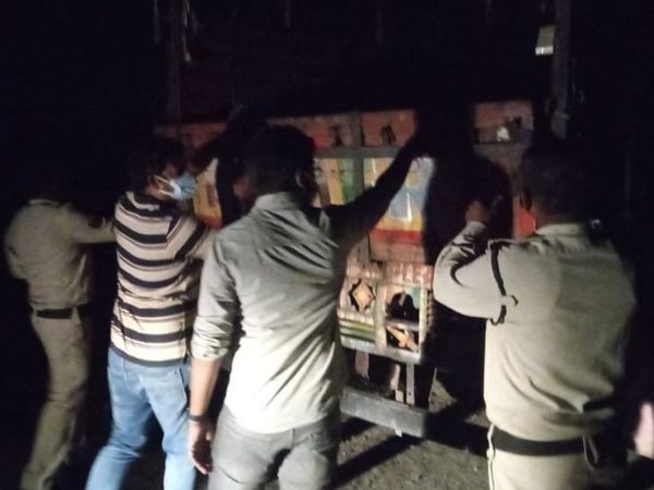 टीम ने यहां सब्जी से भरी एक आयशर वाहन को जब्त किया।