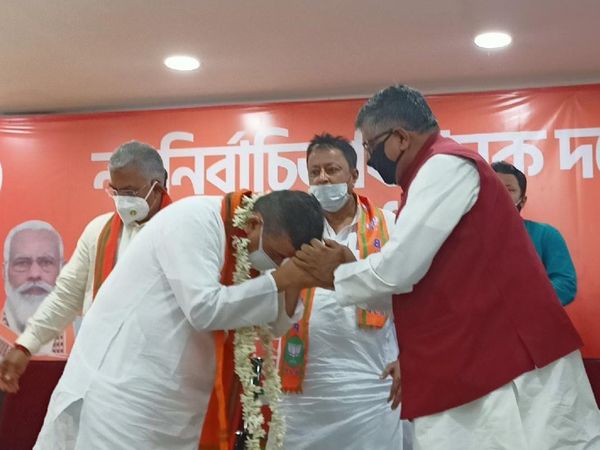 पश्चिम बंगाल में सोमवार को शुभेंदु अधिकारी को भाजपा विधायक दल का नेता चुना गया।