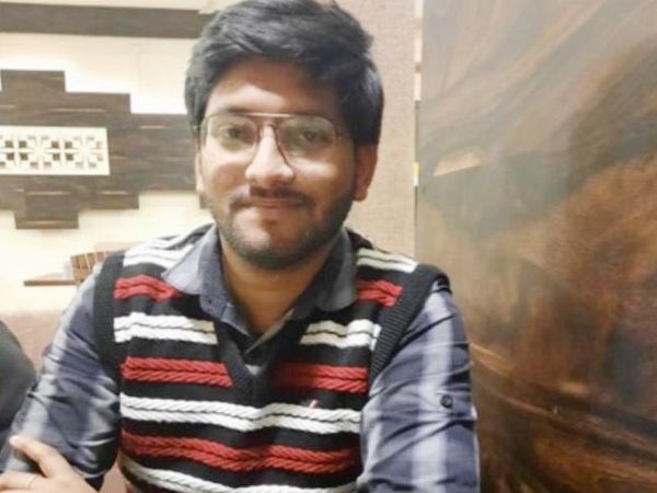 बेटमा के नायब तहसीलदार नीरज प्रजापत की टीम ने दी थी दबिश।
