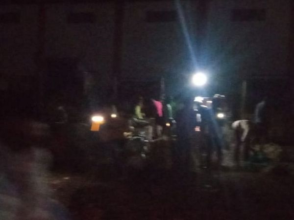 इस प्रकार से भीड़ लगाकर सब्जी की खरीदी-बिक्री हो रही थी।