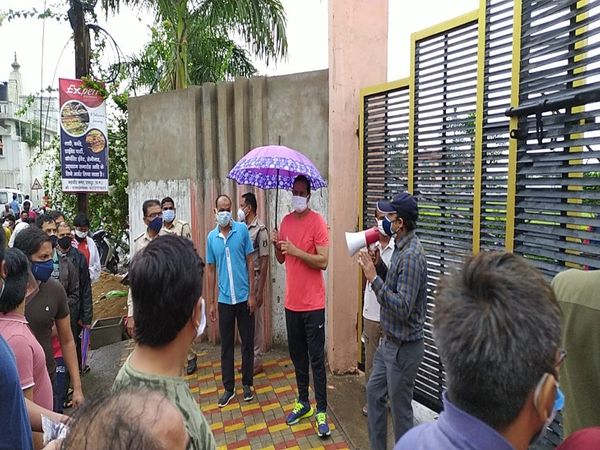 बरसात के बावजूद विधायक विकास उपाध्याय केंद्र पर डटे रहे। लोगों को परेशान न होने की बात कह रही है। इस केंद्र पर लोगों की लंबी लाइन लगी थी।