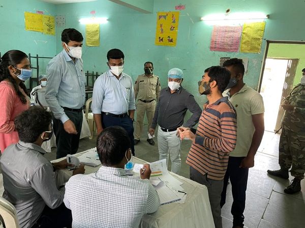 कलेक्टर डॉ। एस भारतीदासन टीकाकरण कर रहे कर्मचारियों के साथ टीका लगवाने आए लोगों से भी बातचीत करते नजर आए।