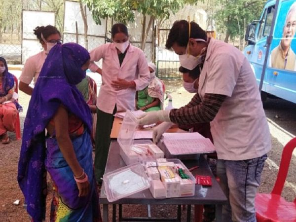 ग्रामीण क्षेत्र की प्रेग्नेंट महिलाओं और अन्य गांव के लोगो तक इलाज पहुंचाया जा रहा है।