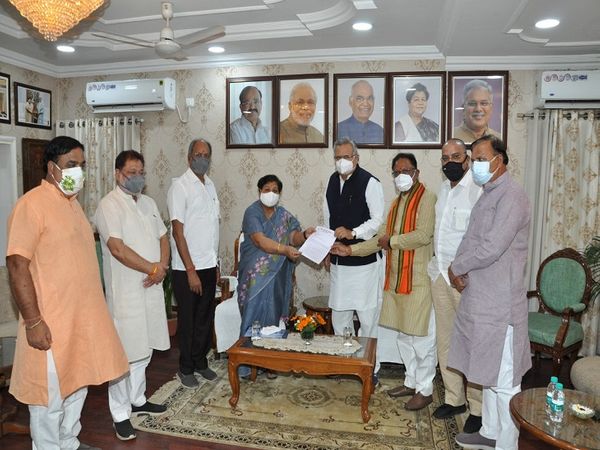 भाजपा नेताओं ने आज राज्यपाल से मिलकर राज्य सरकार की शिकायत की। कहा, ऐसा ही चला तो समय से टीकाकरण पूरा नहीं हो पाएगा।