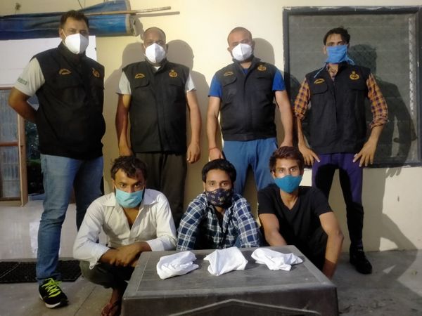 पुलिस हिरासत में तीनों आरोपी। इससे पहले भी लूटपाट, लड़ाई-झगडा, चोरी व अवैध हथियार के मामलों में ये जेल की हवा खा चुके हैं। - Dainik Bhaskar