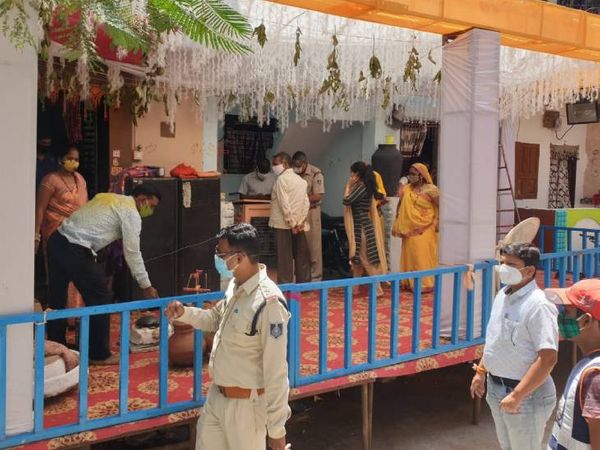 वैवाहिक आयोजन के लिए रखा सामान जब्त कर लिया गया।