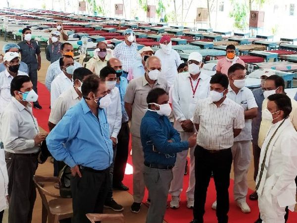 जायजा लेते पूर्व मंत्री एवं विधायक रीवा राजेन्द्र शुक्ल।