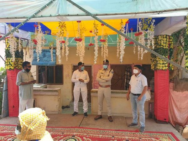 वैवाहिक आयोजन की तैयारियां सामान्य दिनों की तरह की गई थी।