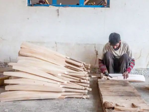 कश्मीर में बैट बनाता कारीगर।