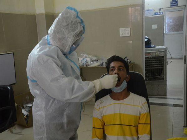 जिला अस्पताल में सैंपलिंग करते हुए डॉक्टर