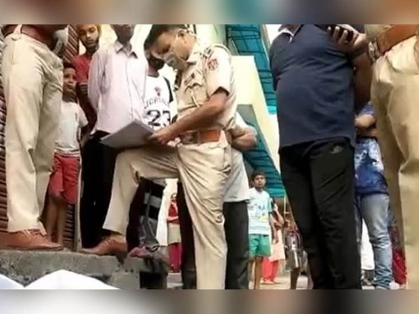 सूचना के बाद मौके पर पहुंचकर कागजी कार्रवाई में लगे पुलिस अधिकारी।