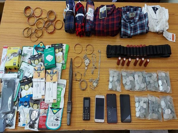 उतई थाने की पुलिस ने 6 आरोपियों से चोरी किए गए सामान को बरामद किया है।
