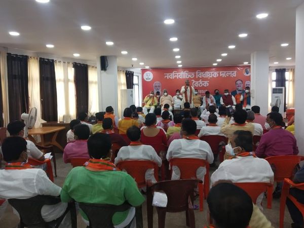 कोलकाता में सोमवार को भाजपा विधायक दल की बैठक हुई, इसमें केंद्रीय नेता भी मौजूद रहे।