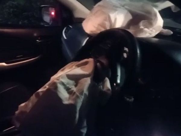टक्कर के बाद कार के एयरबैग खुल गए।