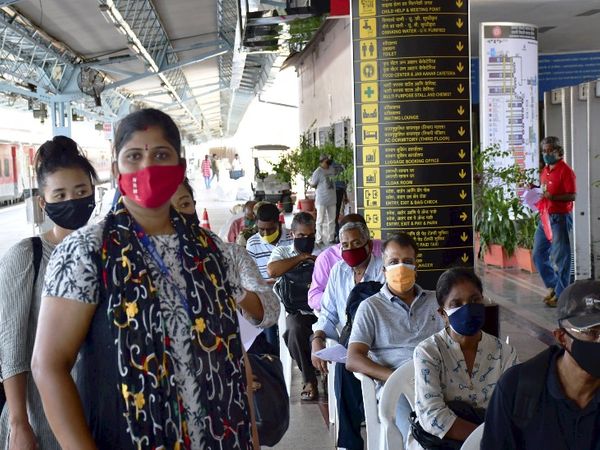 मुंबई के CSTM स्टेशन के अंदर भी वैक्सीनेशन सेंटर शुरू किया गया है। यहां भी लोगों की लंबी कतार देखने को मिल रही है।