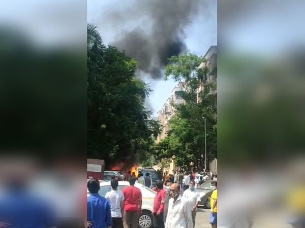 आग लगने की इस घटना के बाद आसपास के इलाके में भारी भीड़ जमा हो गई।