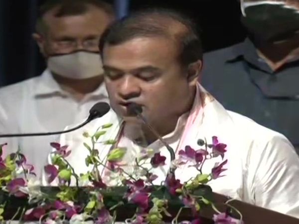 असम में मुख्यमंत्री पद की शपथ लेते हुए हिमंत बिस्वा सरमा।