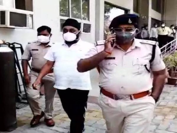 सरबजीत मोखा को गिरफ्तार कर ले आती ओमती पुलिस।