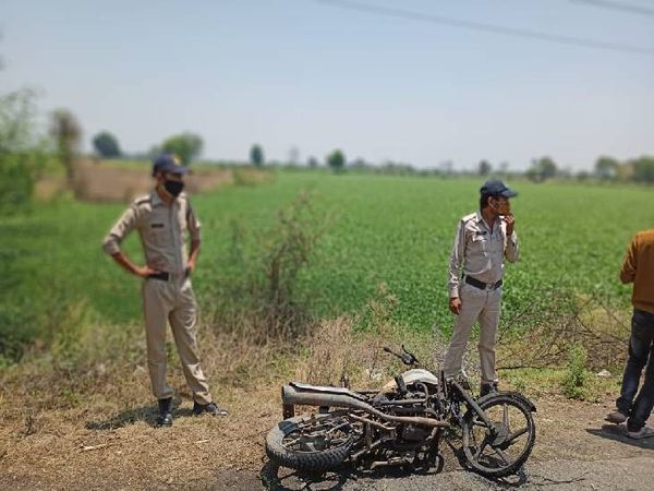 जली हालत में मिली लावारिश बाइक।