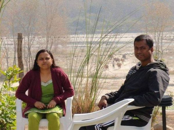 पत्नी बुलबुल के साथ सुरजीत दास।