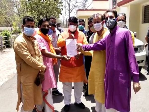 पंडितों ने विरोध स्वरूप ज्ञापन दिया।