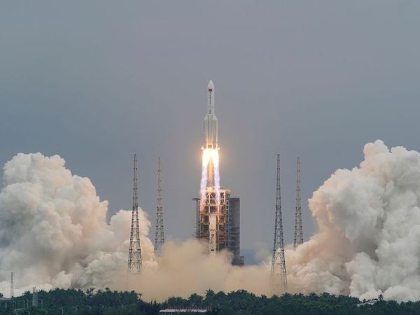 लॉन्ग मार्च 5बी रॉकेट को चीन के हाइनान द्वीप से लॉन्च किया था।