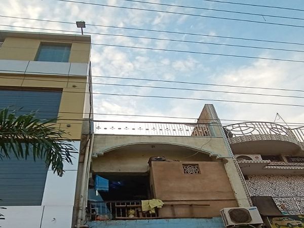 इसी छत पर बच्चा तार की चपेट में आ गया था। रायपुर रायपुर।