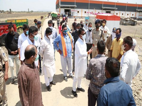 मंत्री तुलसी सिलावट ने ग्रामीणाें से बात की और कहा कि बीमारी को छिपाएं नहीं।