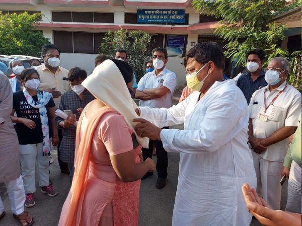 धरना स्थल पर पहुंचकर नर्सों का शॉल श्रीफल से सम्मान करते ऊर्जा मंत्री प्रद्युम्न सिंह व सांसद ग्वालियर विवेक शेजवलकर