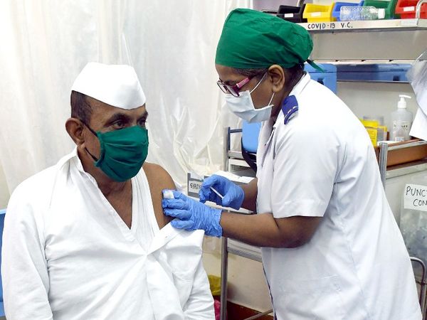 मुंबई में आज से सिर्फ 45 साल से अधिक उम्र के लोगों का वैक्सीनेशन किया जाएगा।